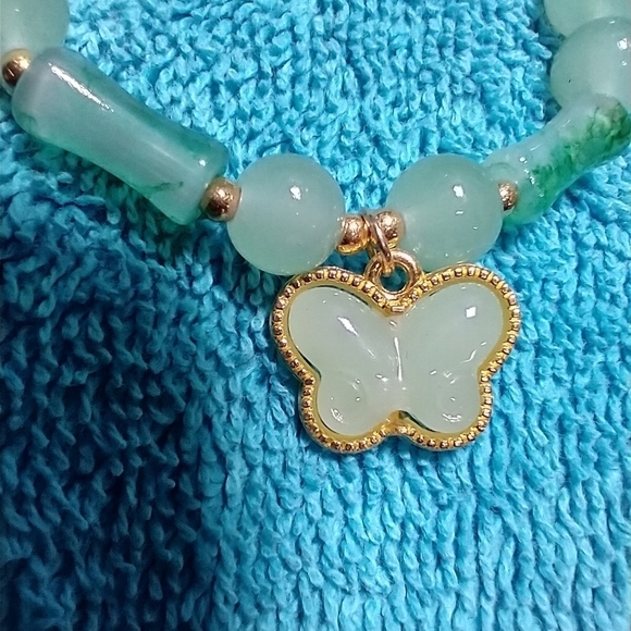Goldtone green butterfly faux jade stretch bracelet - Picture 4 of 4